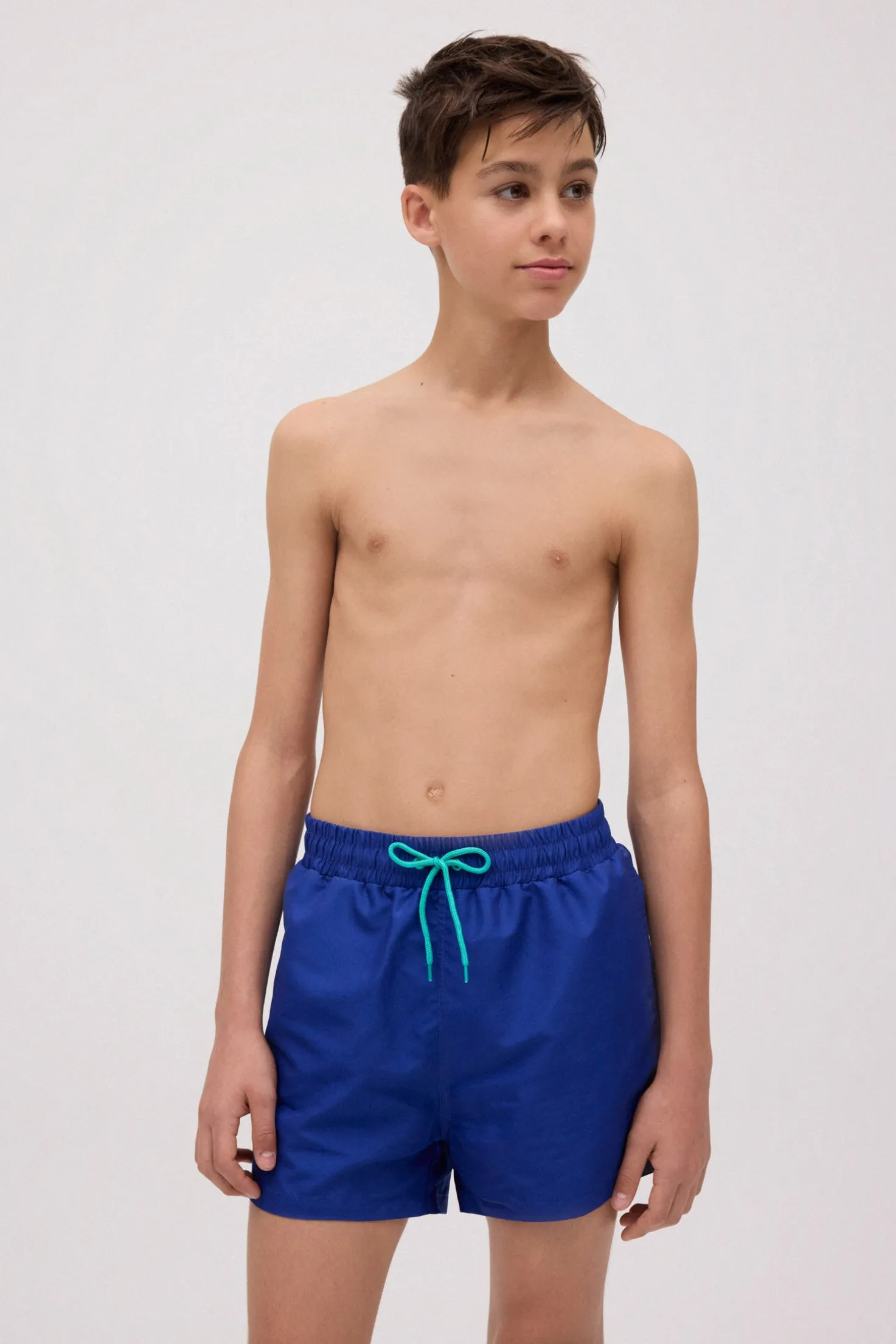 Bañador juvenil corto liso marino