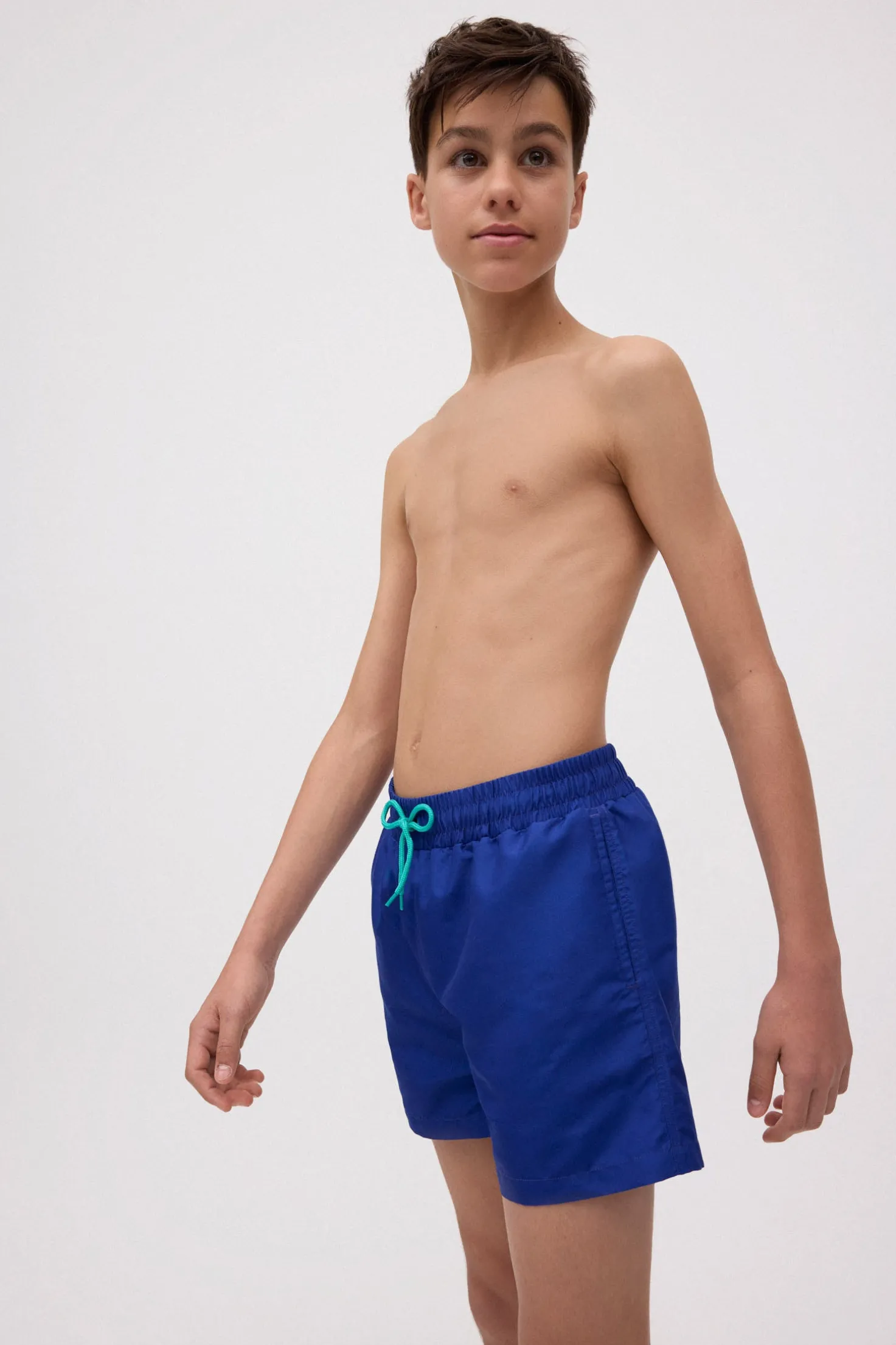 Bañador juvenil corto liso marino