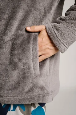 Bata corta hombre cremallera detalle bordado gris | MUYDEMI