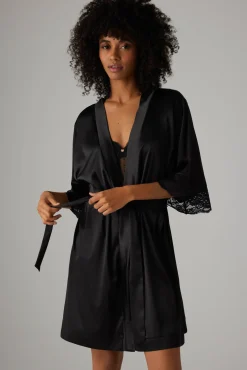 Bata de satén con detalles lenceros negro