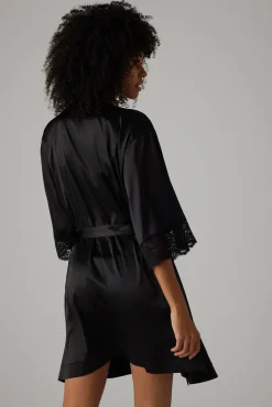 Bata de satén con detalles lenceros negro