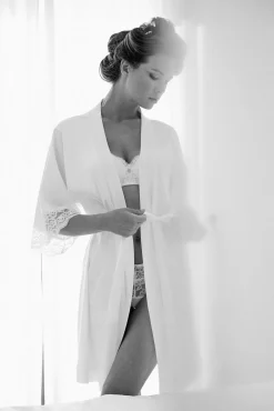 Bata de satén con detalles lenceros marfil