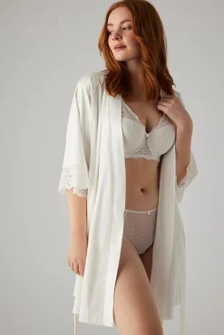 Bata de satén con detalles lenceros marfil