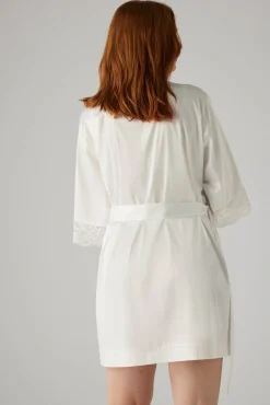 Bata de satén con detalles lenceros marfil