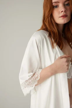 Bata de satén con detalles lenceros marfil