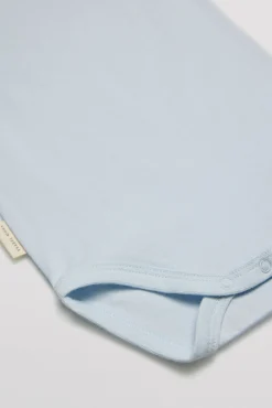 Body bebé básico manga corta solapas celeste