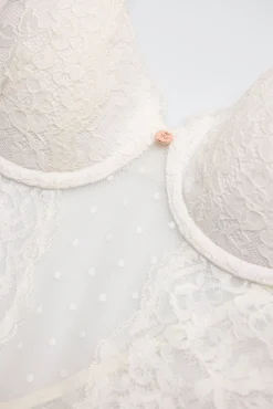 Body de encaje con detalles plumeti marfil