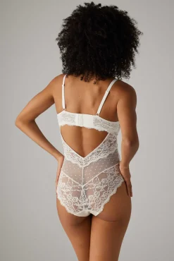 Body de encaje con detalles plumeti marfil