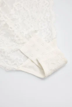 Body de encaje con detalles plumeti marfil