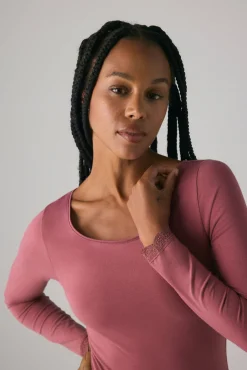 Body manga larga puño con encaje rosa