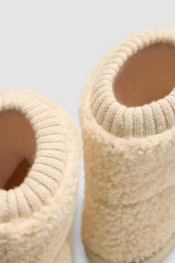 Botas de casa con cierre ajustado de canalé y borreguito