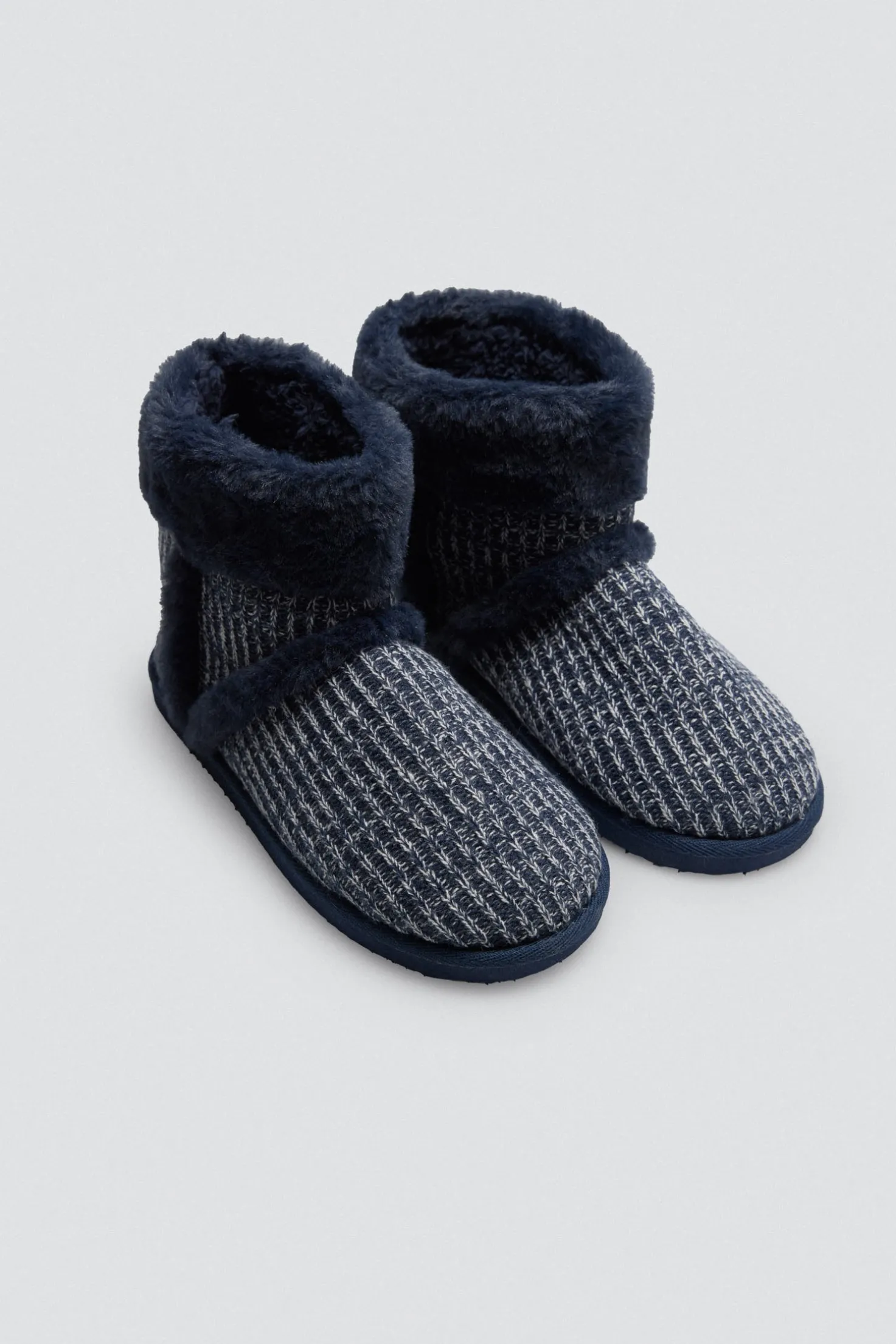 Botas de casa con comnbinación tejido de punto y pelo