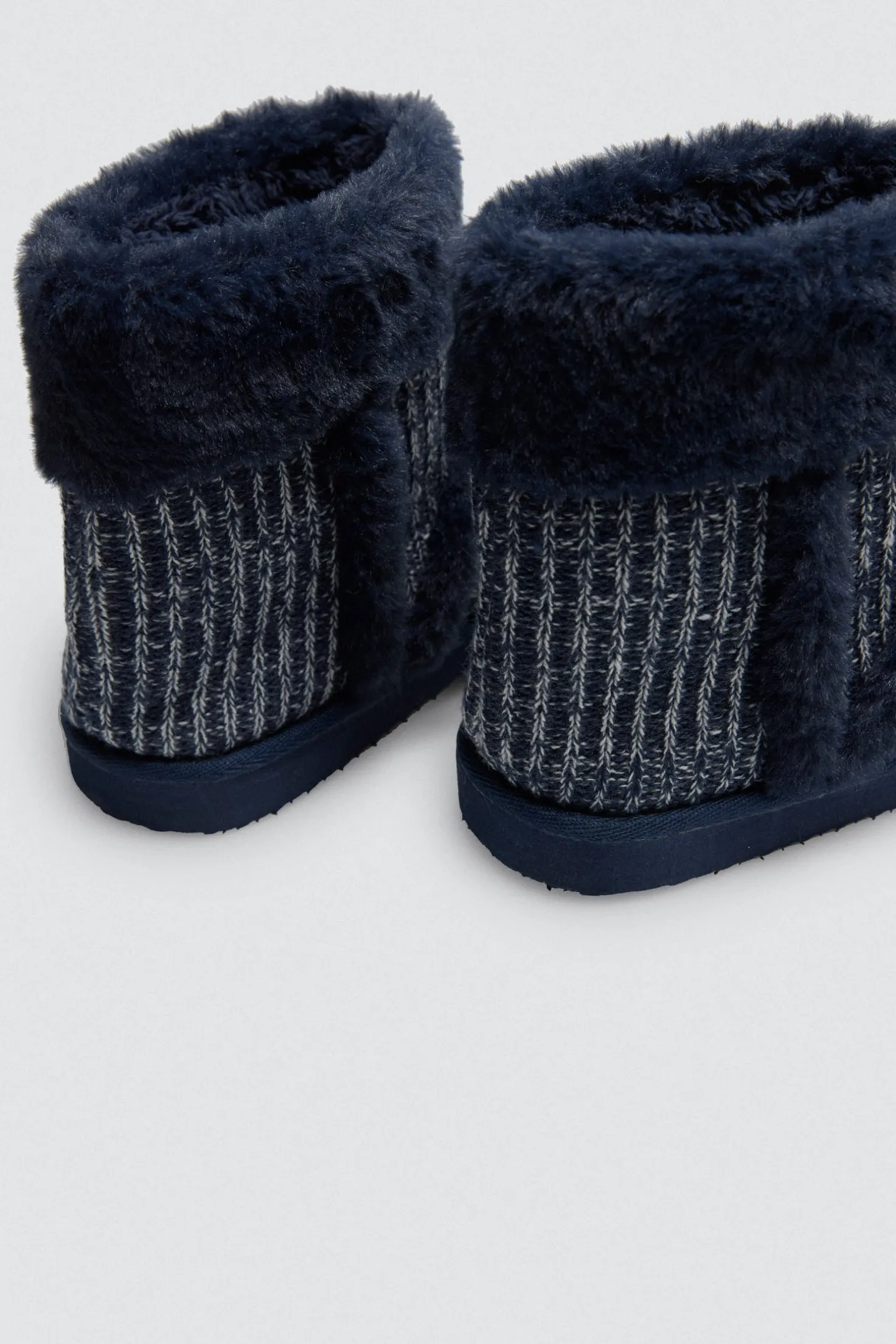 Botas de casa con comnbinación tejido de punto y pelo