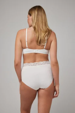 Braga alta de control detalle encaje blanco