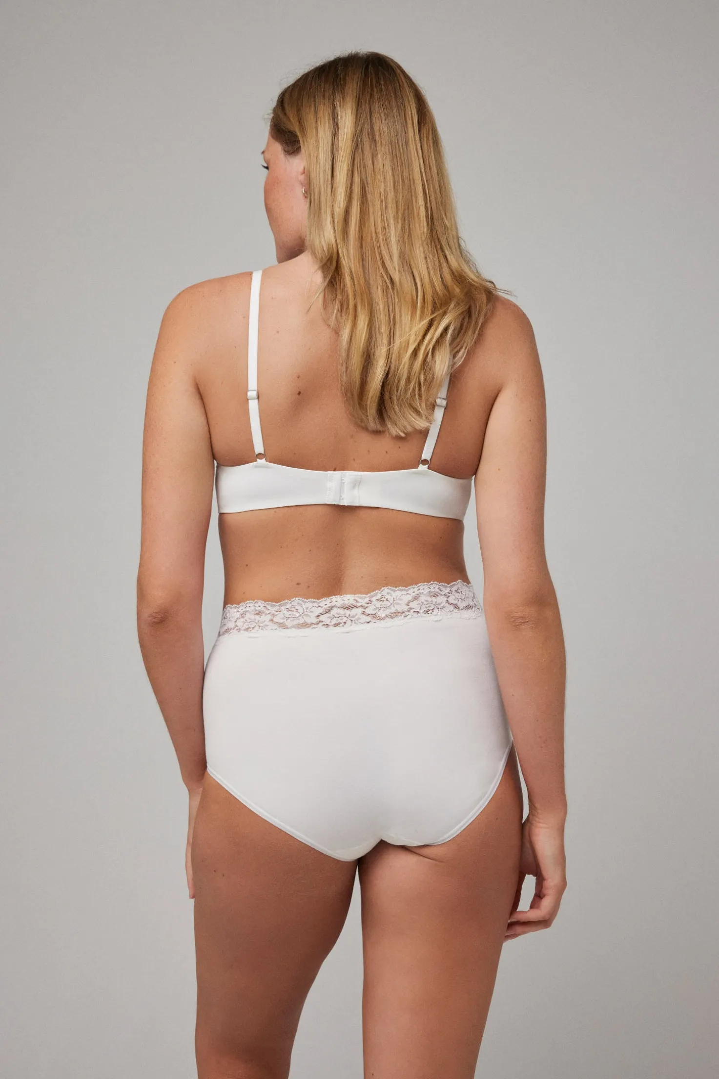 Braga alta de control detalle encaje blanco