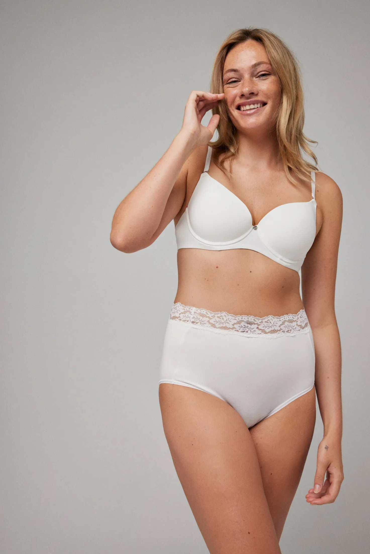 Braga alta de control detalle encaje blanco