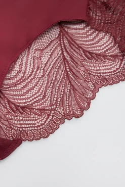 Braga alta de encaje granate