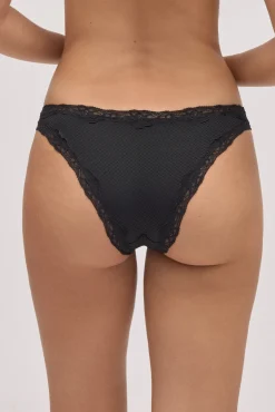 Braga brasileña con encaje negro