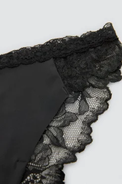 Braga brasileña elástica con encaje negro