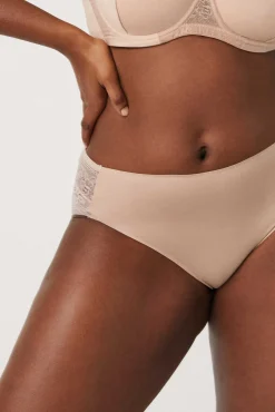 Braga midi invisible con encaje nude