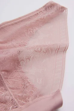 Braga mini invisible con encaje rosa