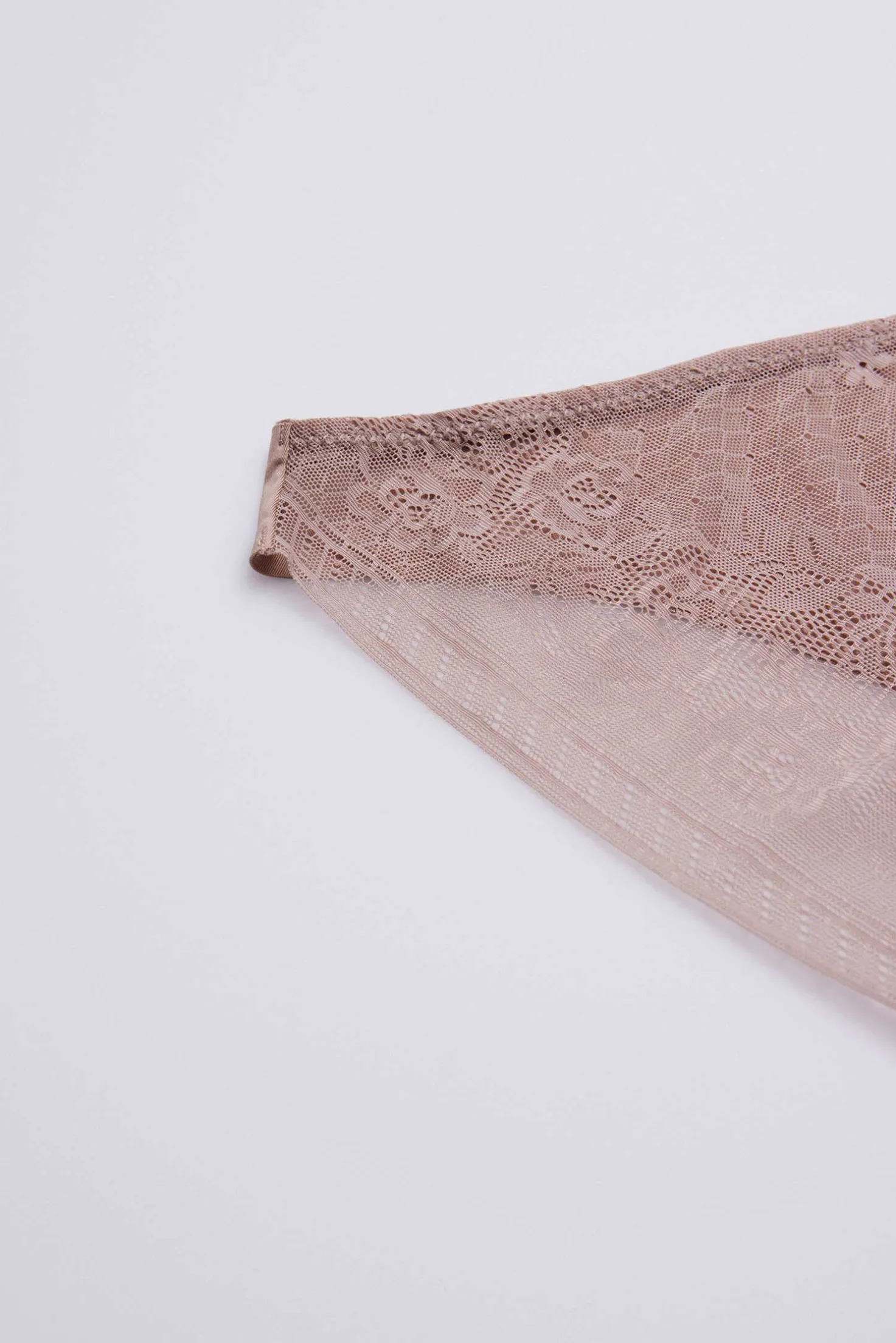Braga mini invisible con encaje rosa