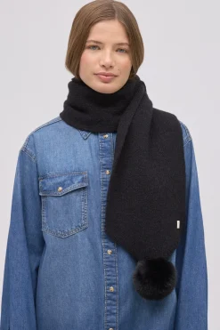 Bufanda con pompones negra