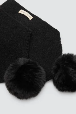 Bufanda con pompones negra