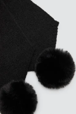 Bufanda con pompones negra