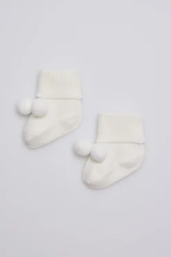 Calcetines canalé con borlas recién nacido marfil