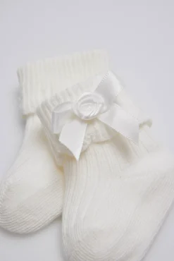 Calcetines canalé con lazo recién nacido marfil
