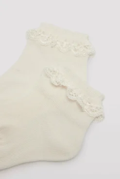 Calcetines infantiles de ceremonia con blonda marfil