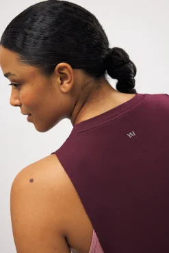 Camiseta deportiva sin mangas burdeos