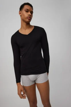 Camiseta interior manga larga cuello pico negro
