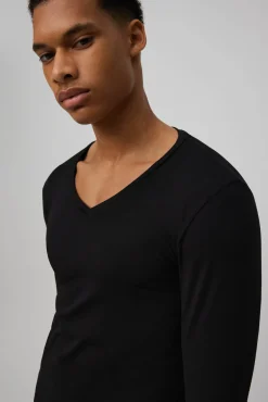 Camiseta interior manga larga cuello pico negro