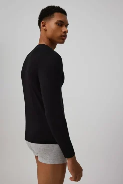 Camiseta interior manga larga cuello pico negro