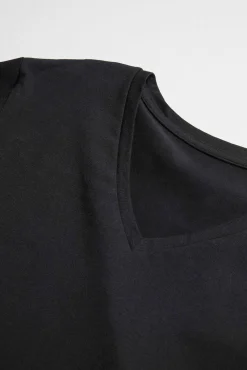 Camiseta interior manga larga cuello pico negro