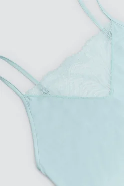 Camiseta tirantes con detalles encaje verde