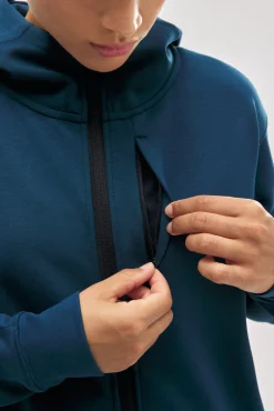 Chaqueta deportiva con capucha azul