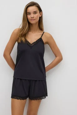 Conjunto camiseta tirantes y pantalón corto negro