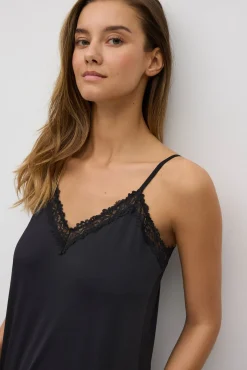 Conjunto camiseta tirantes y pantalón corto negro