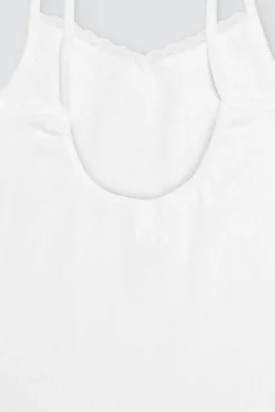 Conjunto camiseta y braguita caladas de niña blanco