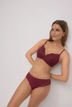 Conjunto lencero sujetador sin aro con relleno y braga midi granate