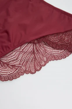 Conjunto lencero sujetador sin aro con relleno y braga midi granate