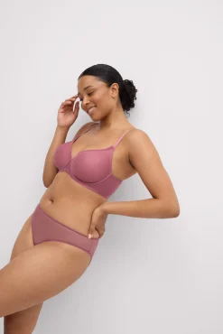 Conjunto lencero sujetador de capacidad con aro con relleno y braga midi rosa