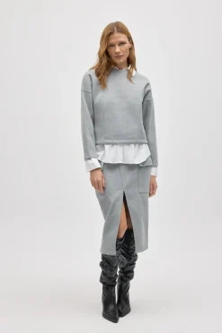 Falda midi cálida estilo cargo gris