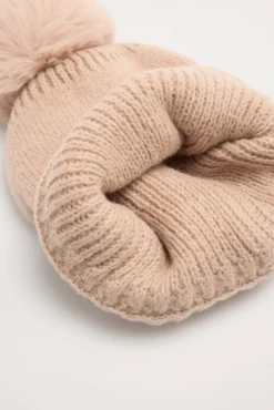 Gorro con pompón beige