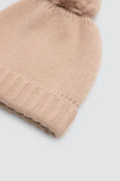Gorro con pompón beige
