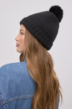 Gorro con pompón negro