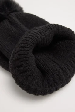 Gorro con pompón negro